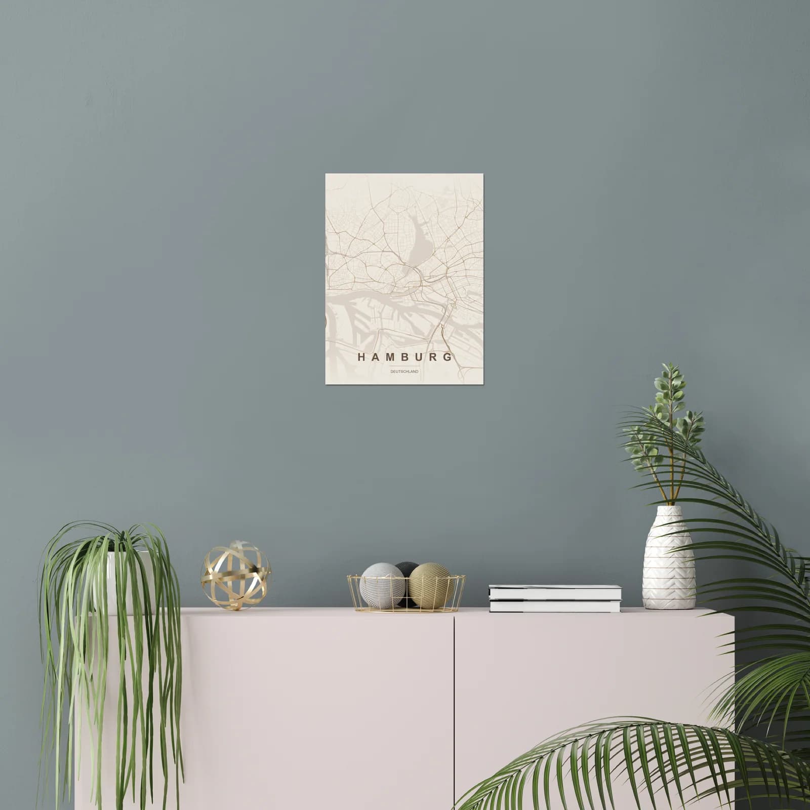 Personalisiertes Mapelina Kartenposter als gerahmter Druck an einer modernen Galeriewand